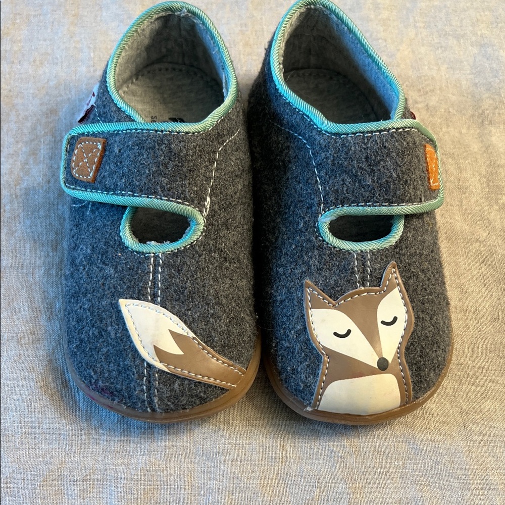 See Kai Run size 8 Fox Kids Slippers